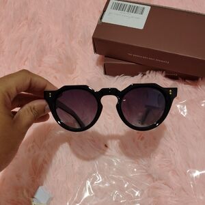 Women’s Black Round Sunglasses with Gradient Lenses